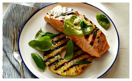 #RECETA de salmón asado con piña y aderezo de aguacate