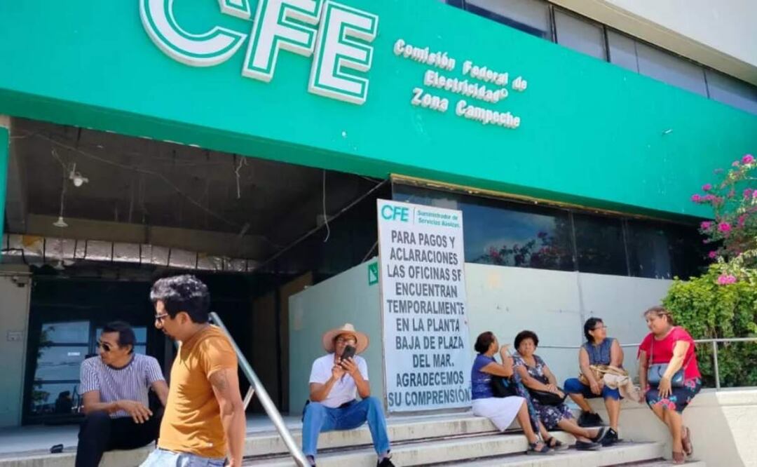En Campeche, los vecinos realizaron una manifestación frente a las oficinas de la CFE debido a que llevan tres días sin electricidad (22/05/2025). Foto: Especial