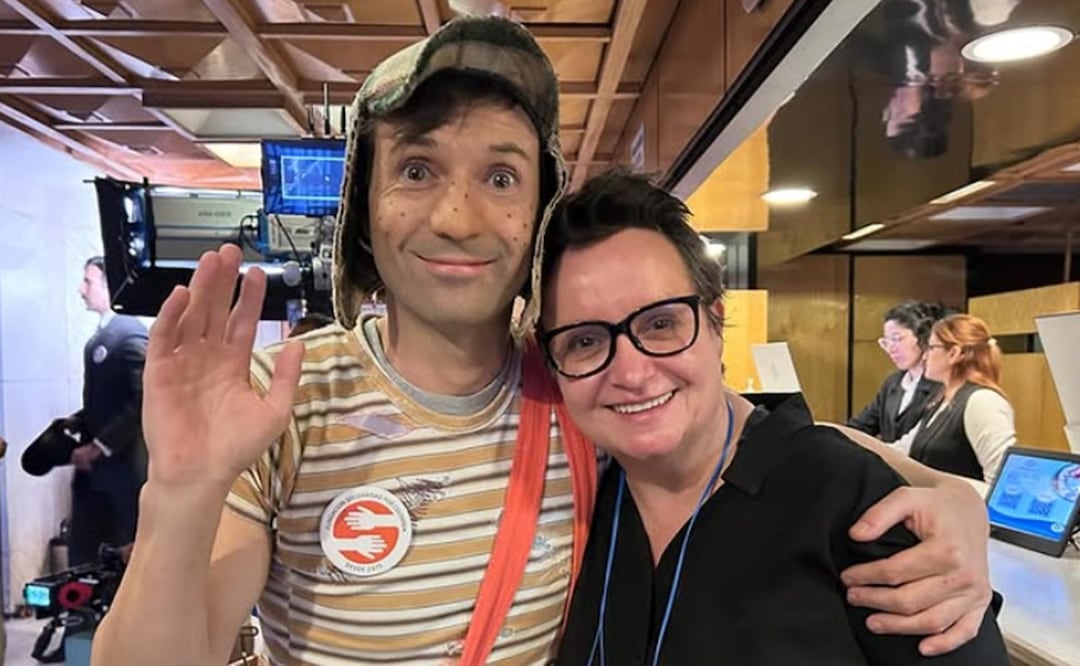 Paulina Fernández con el actor Pablo Cruz, quien interpreta a su padre en la serie "Sin querer queriendo".