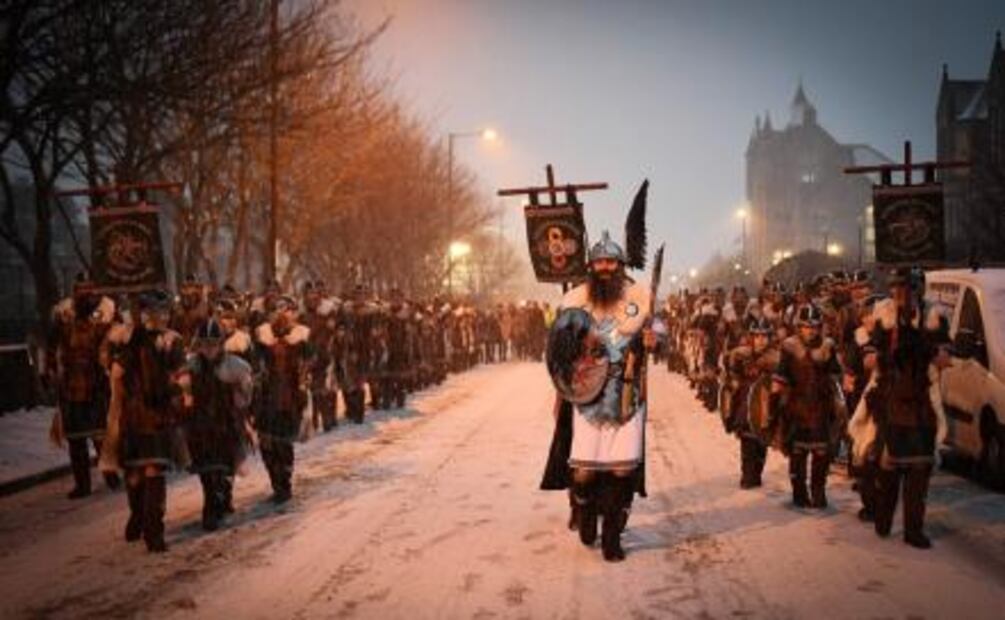 Con hachas y fuego, los vikingos regresan a un puerto británico