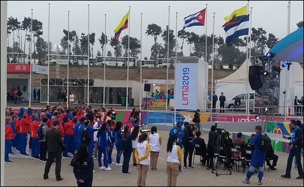 Las banderas comienzan a ascender en Lima, Perú