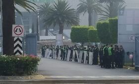 Policías establecen dispositivo de seguridad en inmediaciones del AICM; esperan arribo de manifestantes de la CNTE