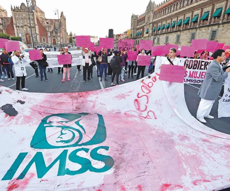 Un grupo de mujeres con cáncer de mama se manifestaron ayer afuera de Palacio Nacional. Demandan que el gobierno federal no recorte el presupuesto para su atención médica en la Fucam. BERENICE FREGOSO. EL UNIVERSAL  