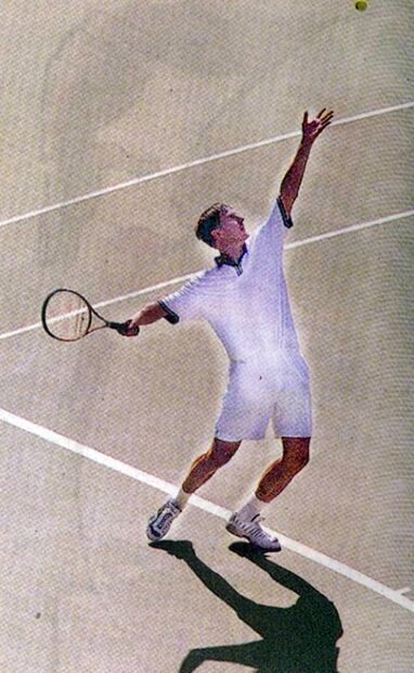 El ruso Yevgeny Kafelnikov nos recuerda, en cambio, que la ropa especialmente holgada fue una tendencia destacada desde los años 90 hasta principios de los 2000. La playera mantiene el cuello polo y el short permanece en el tradicional blanco, pero el corte amplio sin duda responde al último “grito de la moda” de la época. Archivo EL UNIVERSAL.