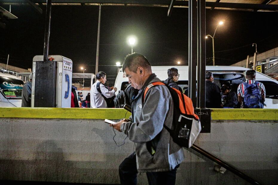 Las personas buscan no quedarse solas para nos sufrir asaltos, dicen. Foto: Gabriel Pano/El Universal