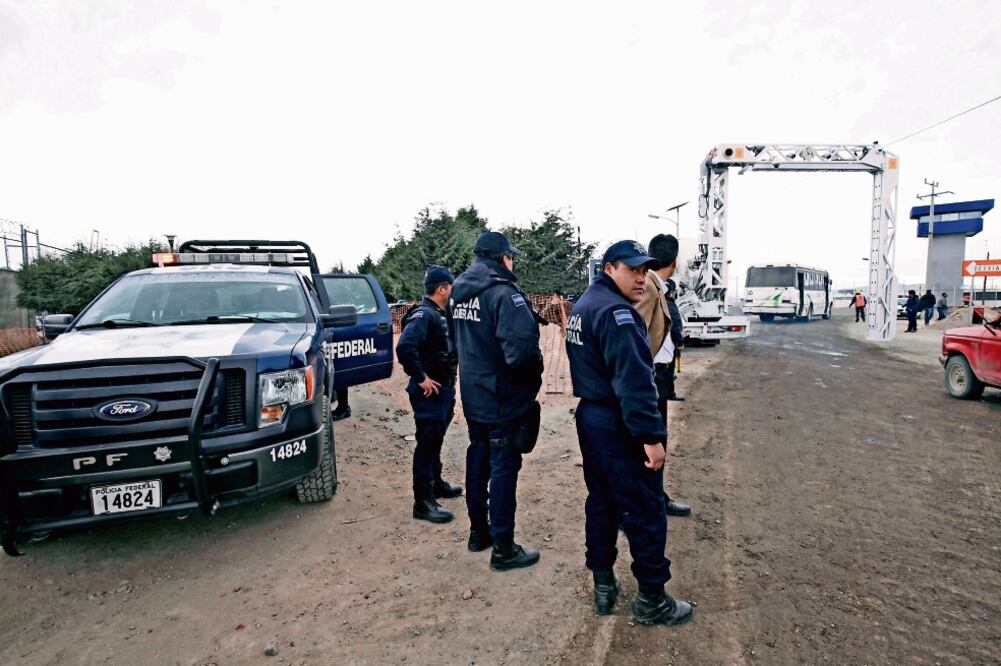 Entre las medidas de seguridad establecidas está un arco detector de rayos X (al fondo a la derecha), además de personal de la Policía Federal que realiza recorridos en los alrededores de El Altiplano, en el Estado de México (JORGE ALVARADO. EL UNIVERSAL)