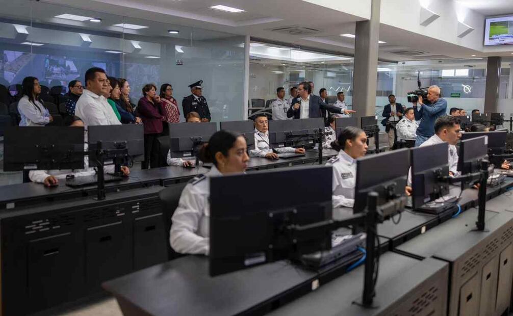 “Hoy con este nuevo centro de comando con tecnología avanzada que va a vigilar, controlar y coordinar diversas acciones para cuidar con eficacia y humanismo a la ciudadanía a la que sirve”, expresó Gómez Álvarez. Foto: Especial