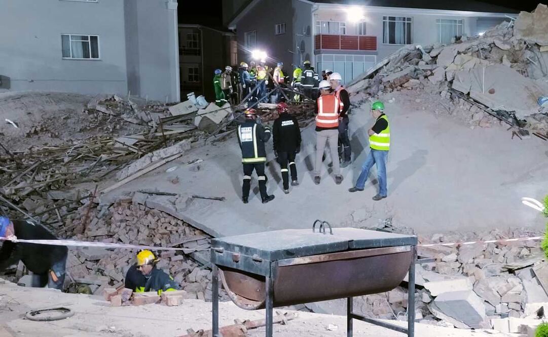 Los servicios de emergencia intentan localizar a los trabajadores de la construcción atrapados después de que un edificio de cinco pisos se derrumbara durante la noche en George, Sudáfrica. Foto: EFE/EPA