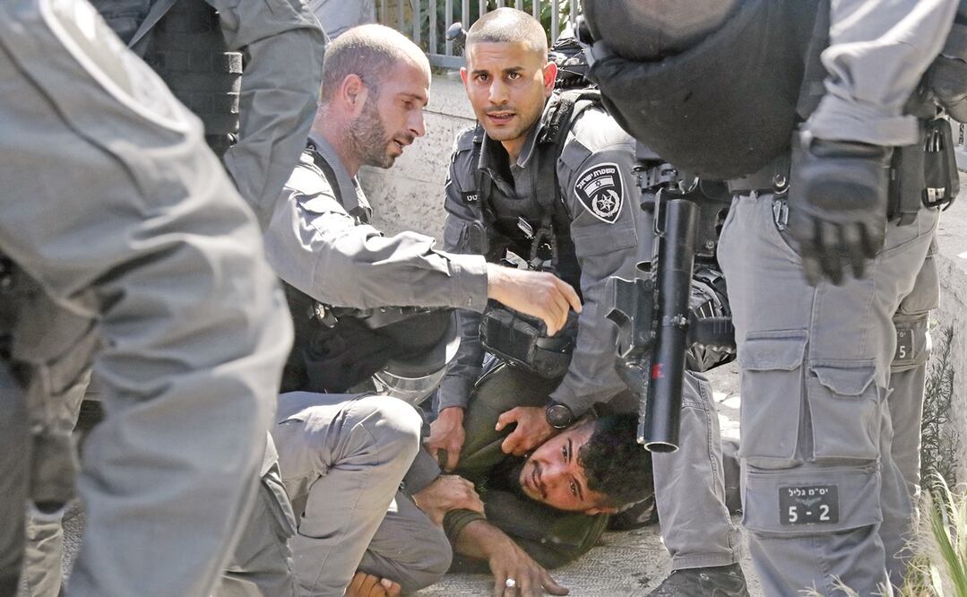Policías israelíes arrestan a un palestino, antes de marcha de ultranacionalistas en Jerusalén. Foto: Mahmoud Illean. AP