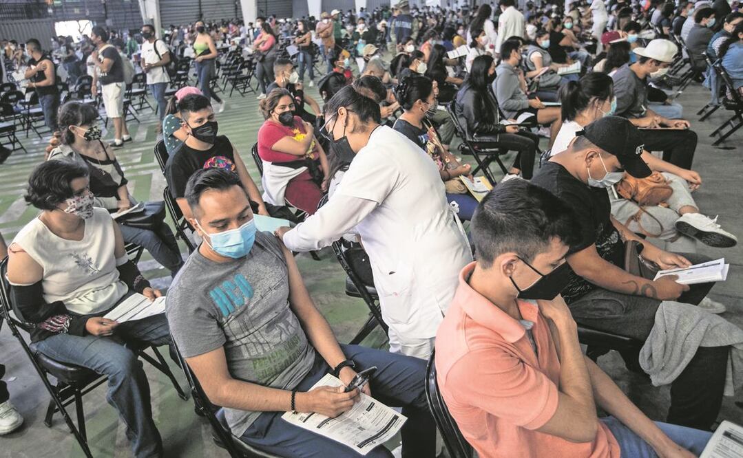 La dependencia señaló que las personas rezagadas de las 16 Alcaldías de la Ciudad de México podrán acudir a cualquiera de las dos sedes de vacunación. Foto: Archivo/EL UNIVERSAL