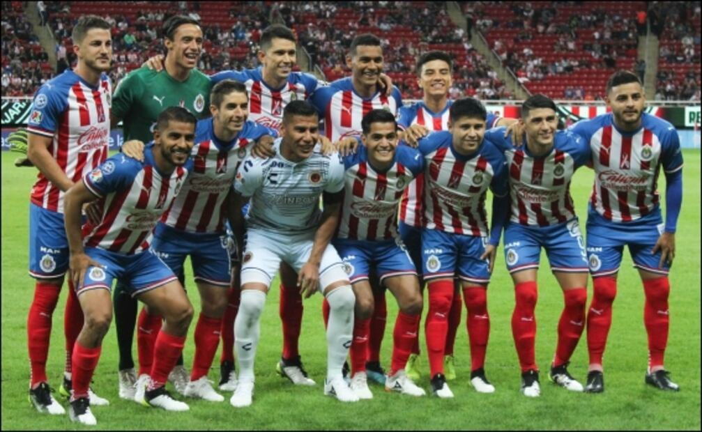 Afición de Chivas se despide de Carlos Salcido