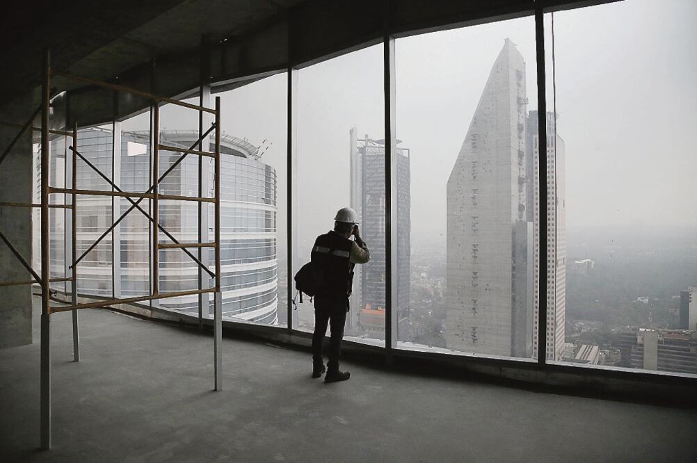 Vista de la Torre Diana, ubicada en Paseo de la Reforma. Expertos inmobiliarios destacan que este corredor fue uno de los que presentó mayor desarrollo de oficinas en 2015 (ARCHIVO EL UNIVERSAL)
