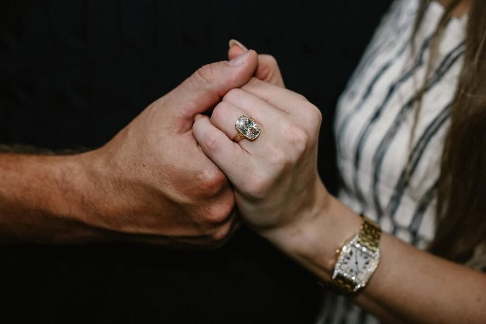 El anillo de compromiso de Taylor Swift y Travis Kelce. Foto: Instagram @taylorswift