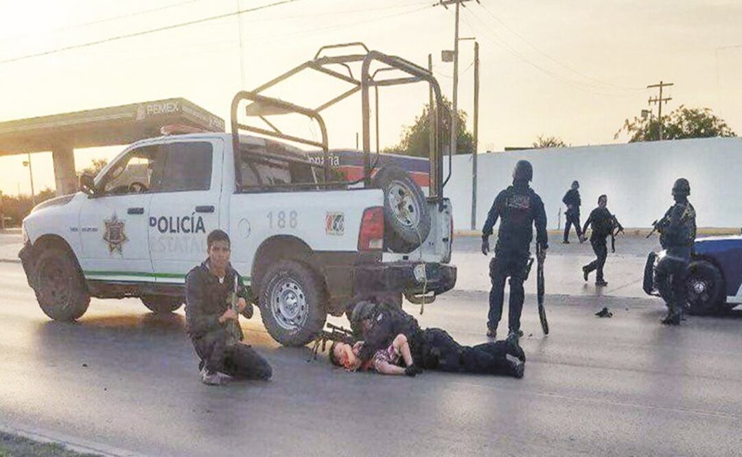 En Reynosa, un policía protegió con su cuerpo a un niño de cuatro años, cuando el menor quedó en el suelo, después de que el auto en el que viajaba con su mamá y su hermana chocó tras una balacera. Foto: ESPECIAL