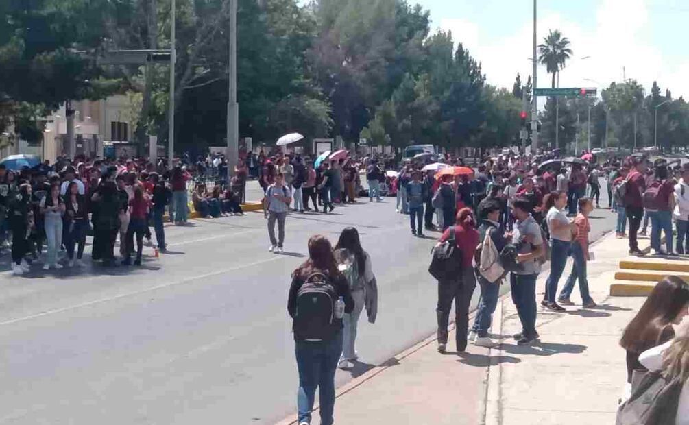 Fueron cientos de alumnos y alumnas que respondieron a la convocatoria de manifestación que se hizo a través de las redes sociales. Foto: Cortesía