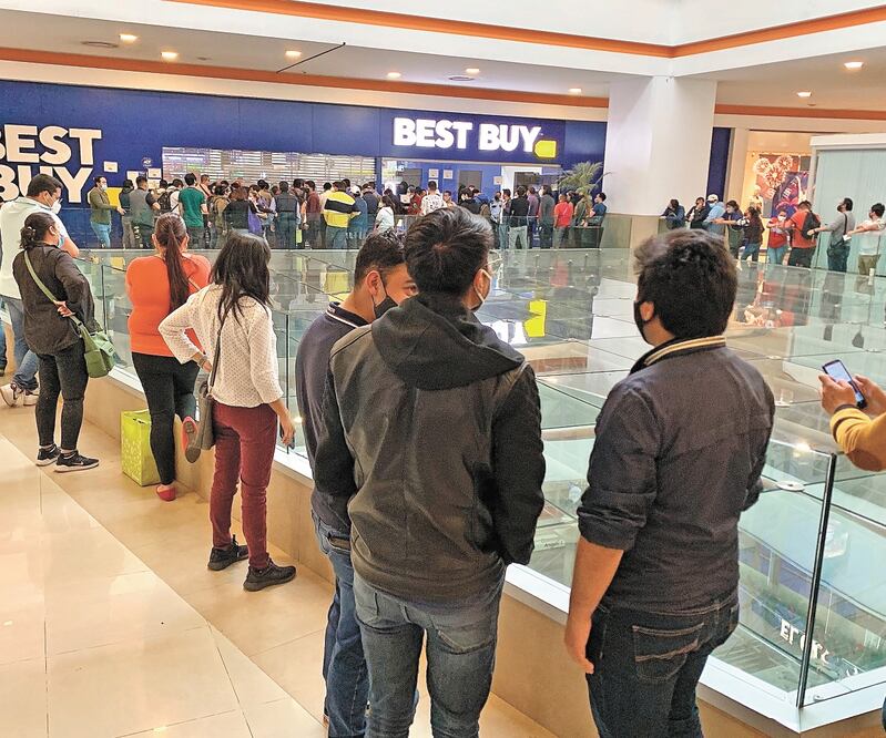 El cierre de Best Buy en México fue de los casos más relevantes. Las personas se aglomeraron en las tiendas ante las promociones. Foto: ARCHIVO EL UNIVERSAL