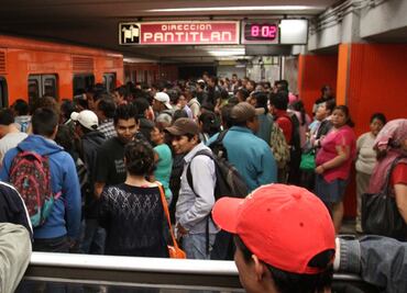 Detienen a 2 por robar a usuario en Metro Balderas