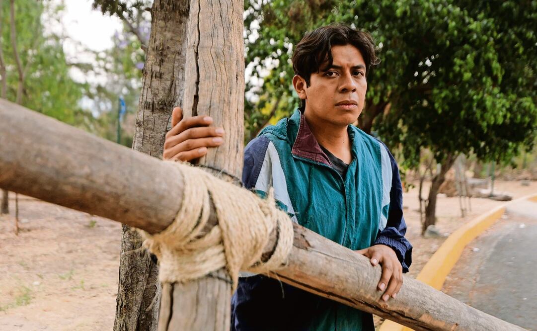 José Julio entrena en el Cerro de la Estrella con una cruz bendita que sólo él puede tocar y cargar. Foto: Diego Simón Sánchez / EL UNIVERSAL