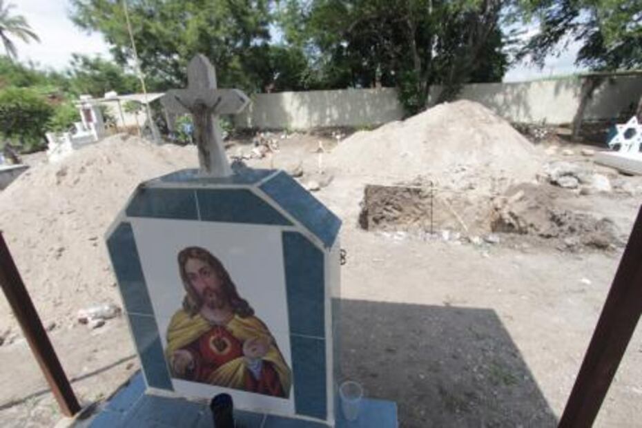 "Es la primera vez que viene tanto muerto", dicen en panteón de Atzala, Puebla
