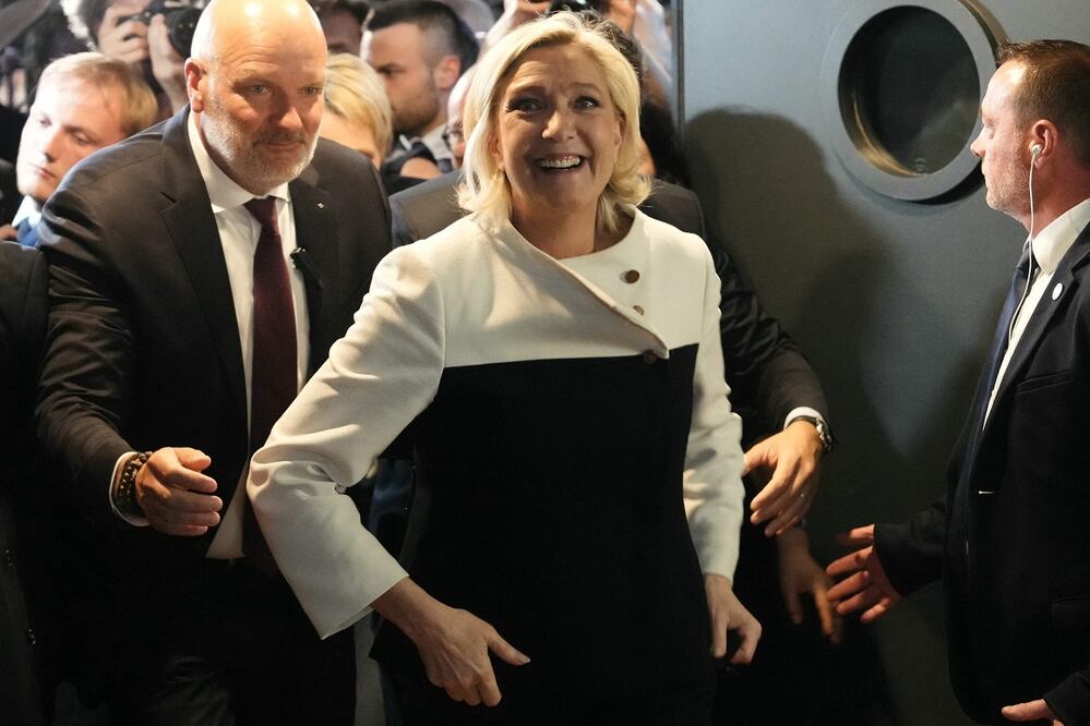 La líder del partido de extrema derecha francés Agrupación Nacional (RN), Marine Le Pen, llega a la noche electoral del partido tras los primeros resultados de la segunda vuelta de las elecciones legislativas francesas, en París. FOTO: DIMITAR DILKOFF. AFP