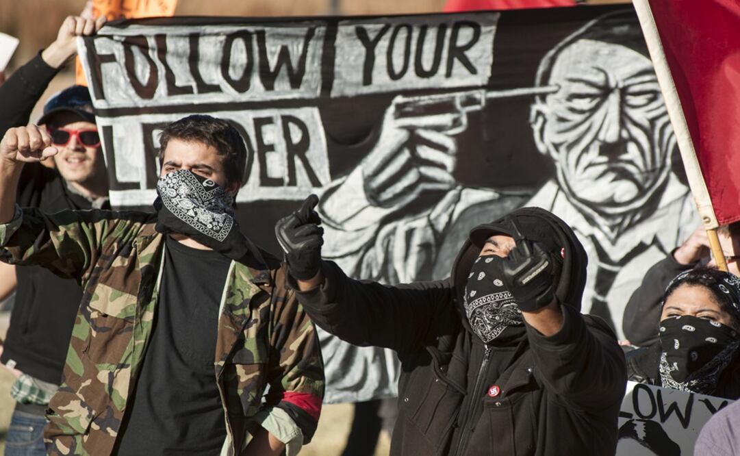 Men and women shout and gesture while protesting to rally by members affiliated with the Ku Klux Klan and the National Socialist Movement outside a courthouse in Rockwall, Texas - Photo:Johnny Milano/REUTERS