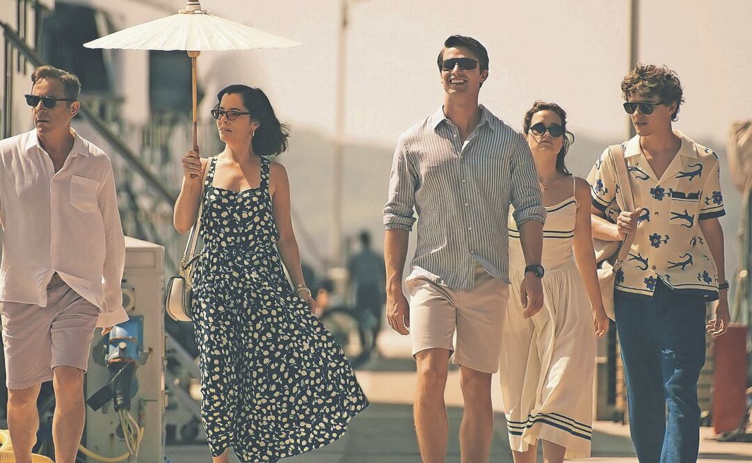 Jason Isaacs es Tim Ratliff y Parker Posey, su esposa en la serie. Foto: de MAX