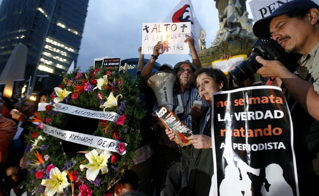 Dozens of journalists participate in a protest against the murder of journalists in he state of Veracruz in 2012 - Photo: Sáshenka Gutiérrez/EFE
