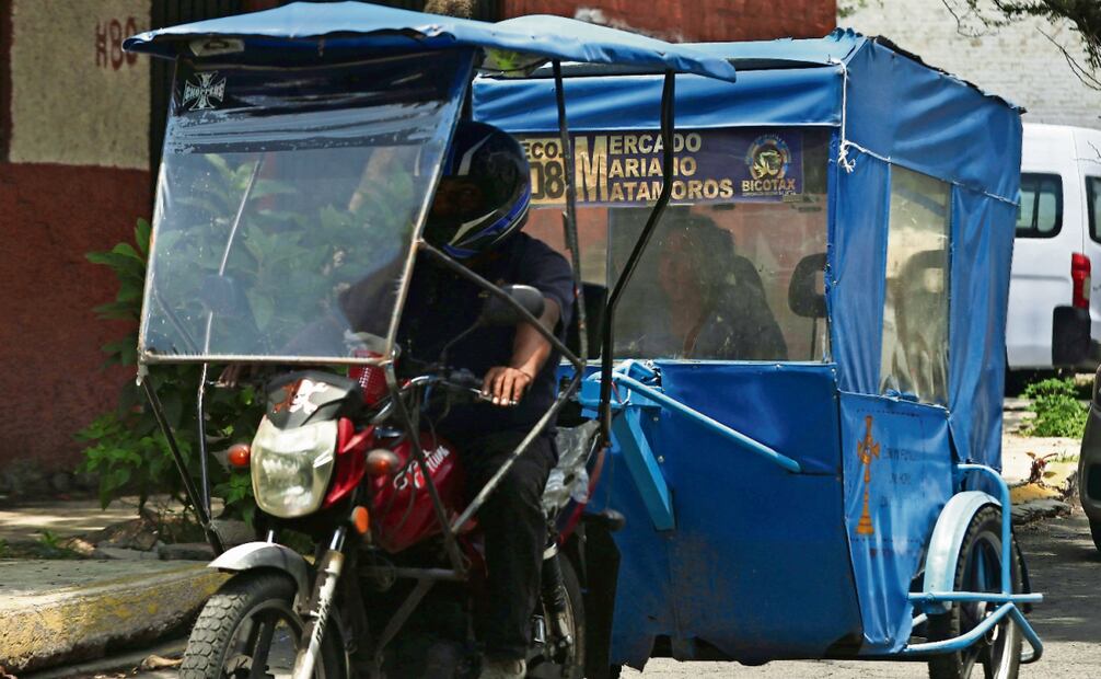 Usuarios señalan que pese al miedo, a que las unidades no cuentan con puertas ni cinturones de seguridad, tienen que usar los mototaxis porque es la opción que tienen de transporte. Foto: Berenice Fregoso / EL UNIVERSAL
