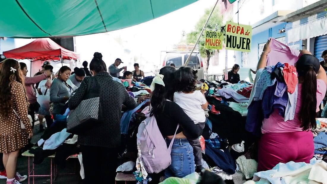Las mujeres, muchas acompañadas por su familia, y algunos hombres recorren los puestos ambulantes para encontrar la mejor calidad y oferta. Foto: Dara García EL UNIVERSAL