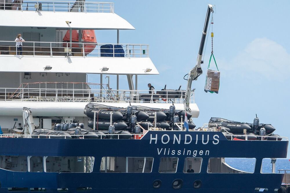 El crucero MV Hondius recibe provisiones de un bote, en la isla española de Tenerife. JORGE GUERRERO. AFP