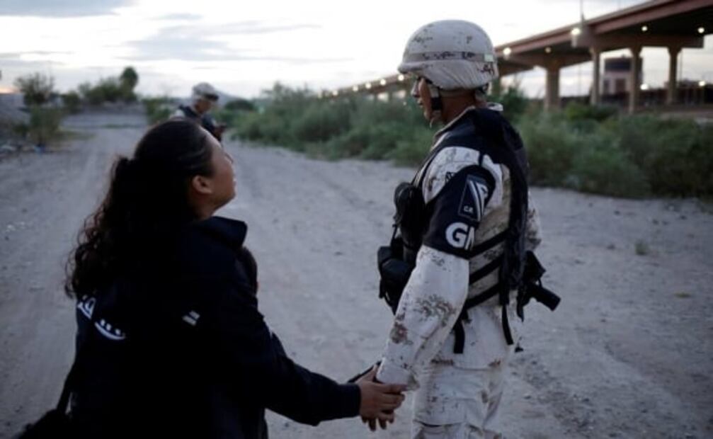 Migrante llora con su hijo ante Guardia Nacional; foto se hace viral