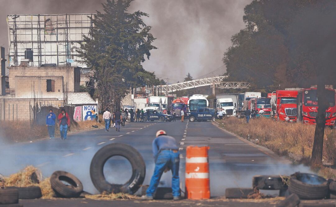 Manifestantes provocaron un incendio con madera, piedras y pasto para bloquear el paso. (21/01/2025) Foto: Arturo Hernández / El Universal