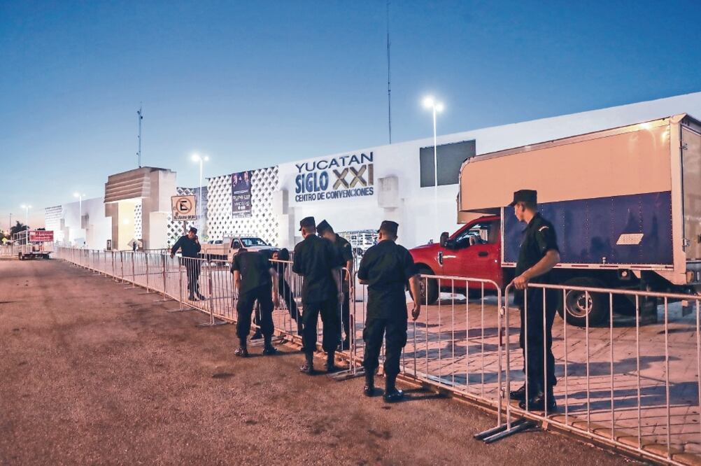 Los elementos de seguridad desplegados por la SSP en el Gran Museo del Mundo Maya serán los responsables de acordonar el área y dirigir el tráfico vehícular durante el encuentro de los candidatos. Foto:  GERMAN ESPINOSA. EL UNIVERSAL