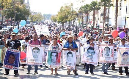 Padres de los 43 ingresan a la Basílica de Guadalupe