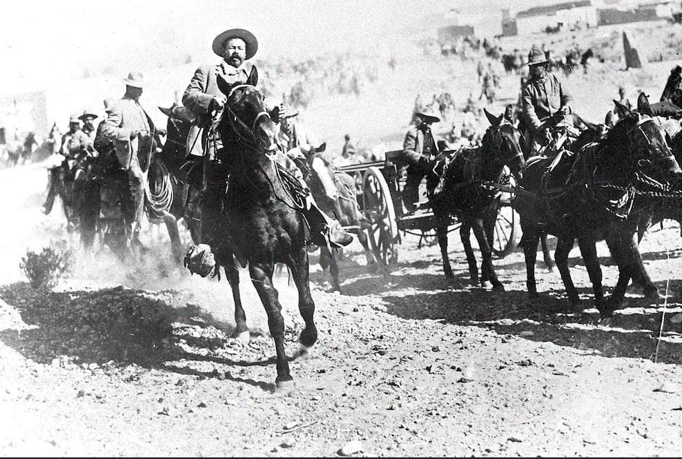 En la imagen, Pancho Villa está probablemente montando su legendaria Siete Leguas, yegua que ya inspiró tequilas y corridos. Crédito: Fondo Casasola, Fototeca Nacional, INAH. https://mediateca.inah.gob.mx