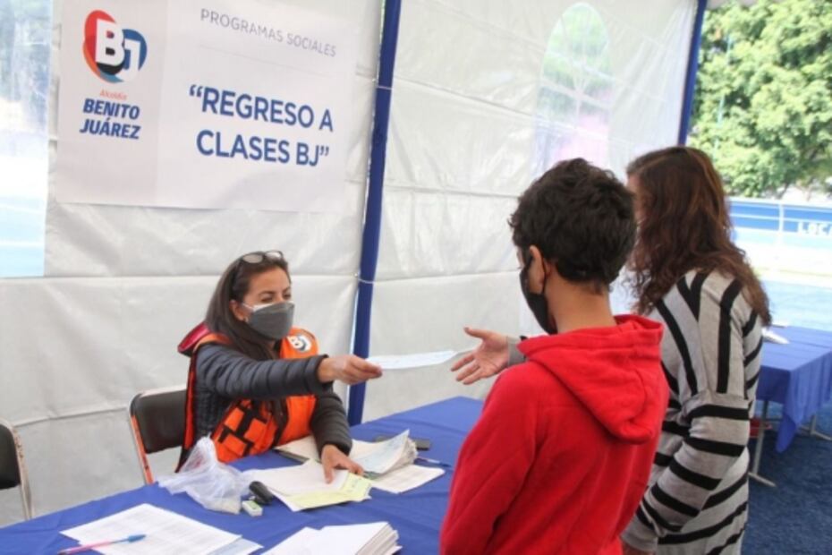 Santiago Taboada entrega apoyo económico a estudiantes de Benito Juárez