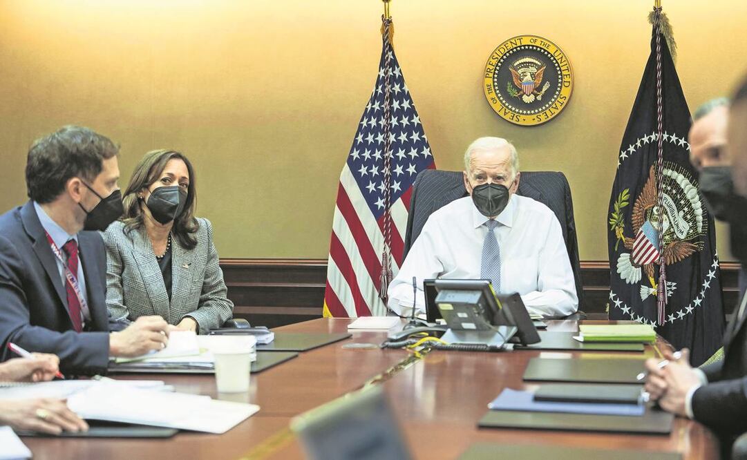 El mandatario Joe Biden y a la izquierda la vicepresidenta Kamala Harris, que con el equipo de Seguridad Nacional supervisaron la operación en Siria. Foto: AFP.