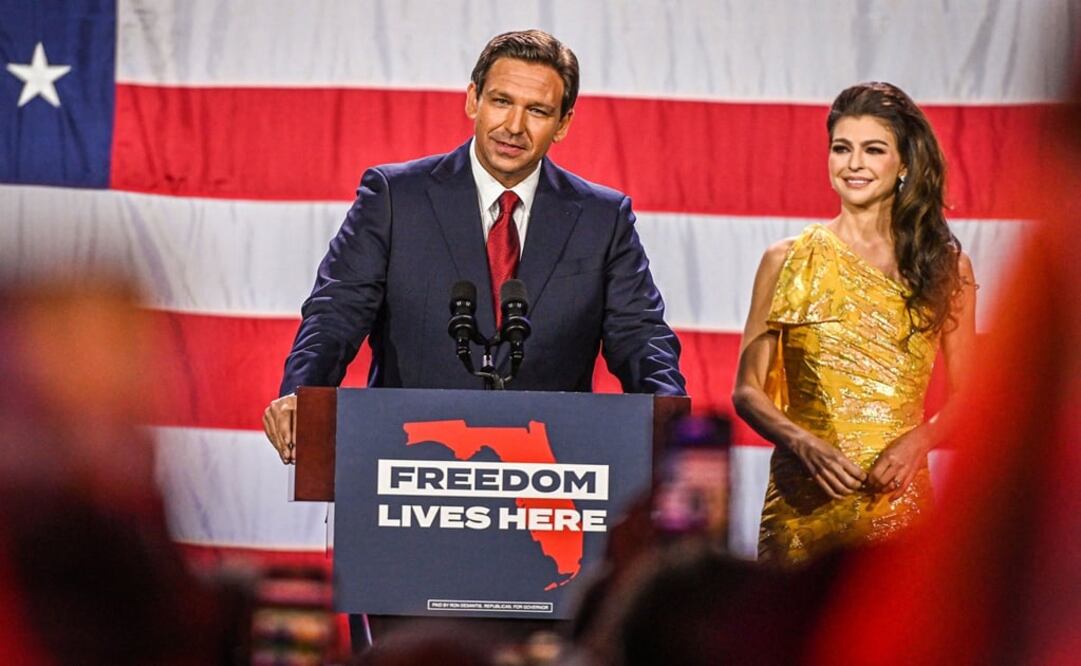 El candidato republicano a gobernador de Florida, Ron DeSantis, con su esposa Casey DeSantis, durante una velada electoral. Foto: AFP