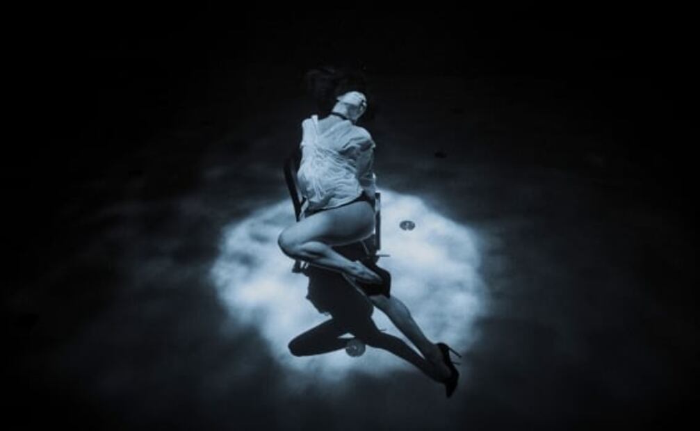 Ariadna Hafez, la "sirena" que baila debajo del agua