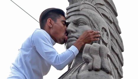 La Secretaría de Cultura pone en redes imagen de beso ante críticas a seguridad en Museo de Antropología