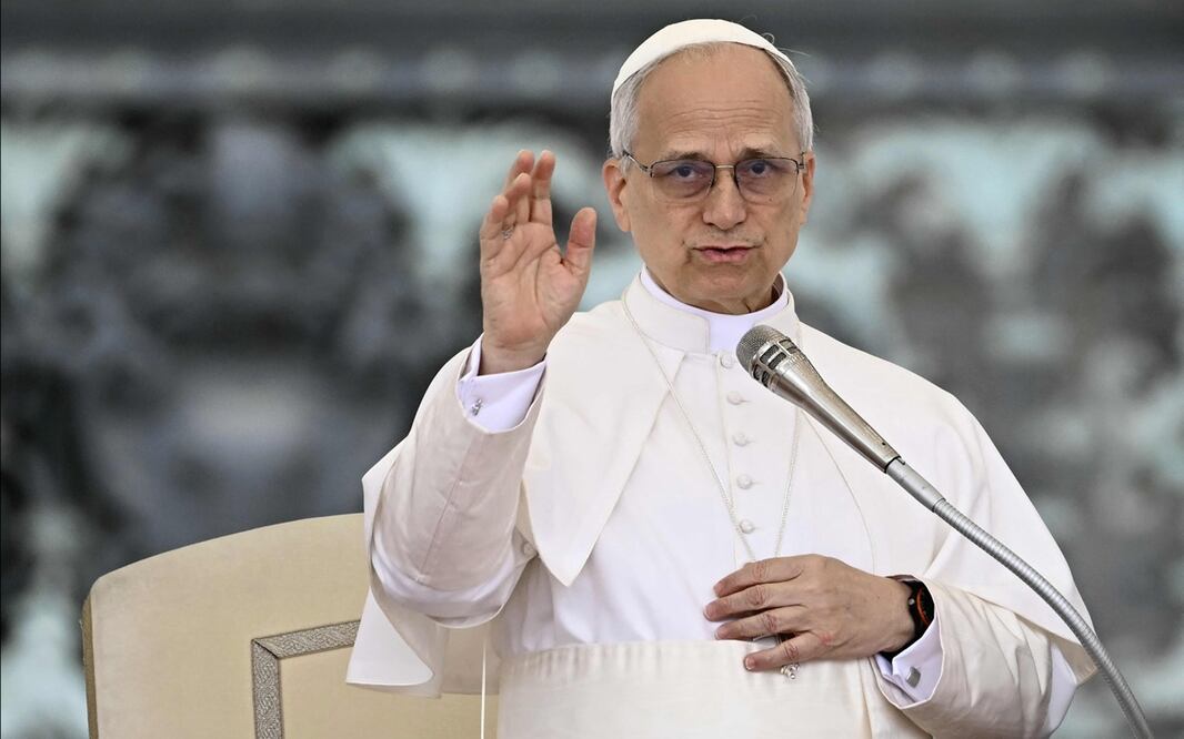 El papa León XIV durante su primera Audiencia General semanal en la Plaza de San Pedro, en la Ciudad del Vaticano, el 21 de mayo de 2025. Foto: AFP