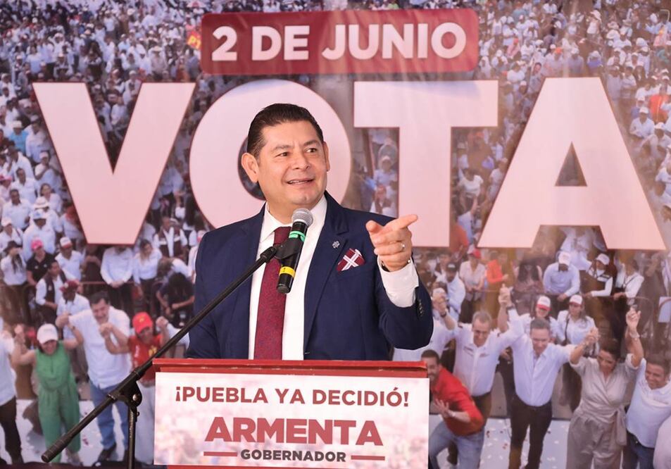 Alejandro Armenta, candidato de Morena a la gubernatura de Puebla, se declaró ganador del comicio. Foto: Especial