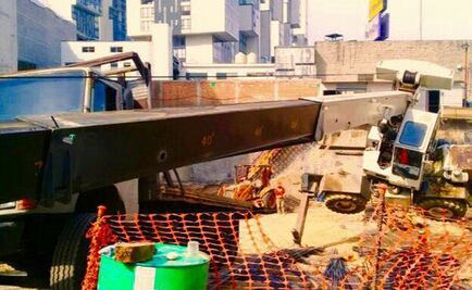 Cae grúa en obra de Interlomas; no se reportan heridos