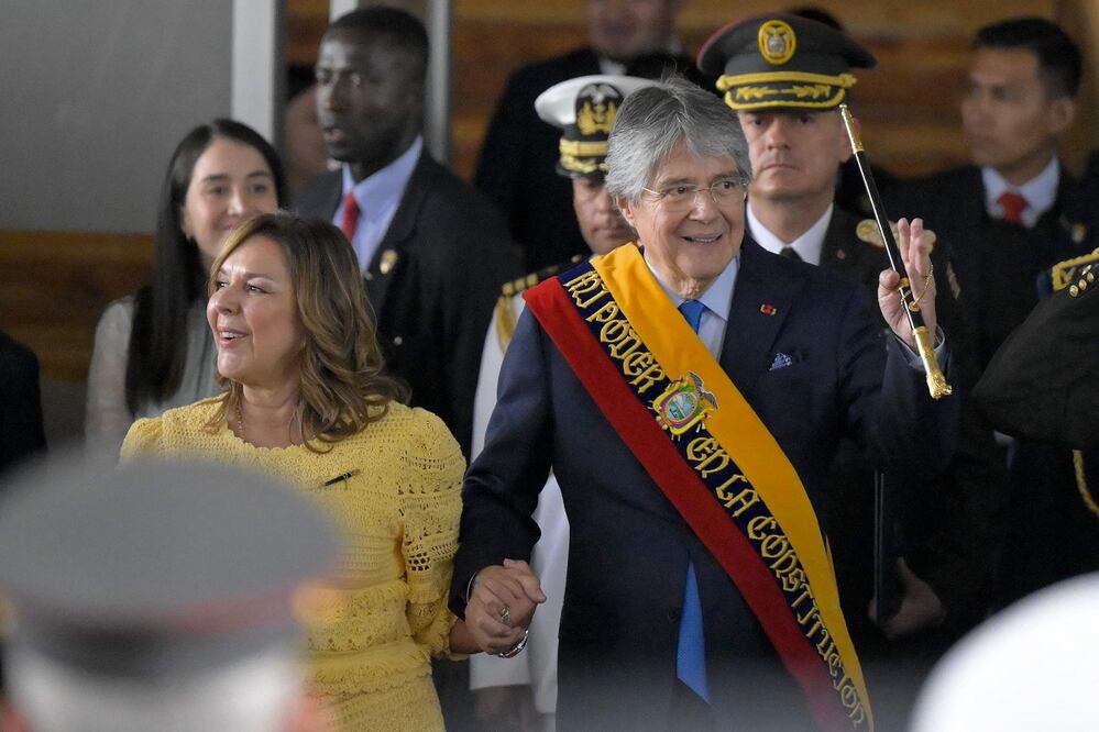 El presidente de Ecuador, Guillermo Lasso, acompañado de su esposa María de Lourdes Alcivar, sale después de presentar su informe anual sobre su segundo año de gobierno ante su gabinete y la prensa. Foto:  AFP
