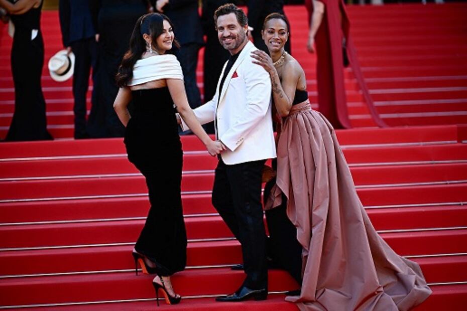 Selena Gomez, Édgar Ramírez y Zoe Saldaña en el estreno de "Emilia Pérez" en el Festival de Cannes. Foto: AFP