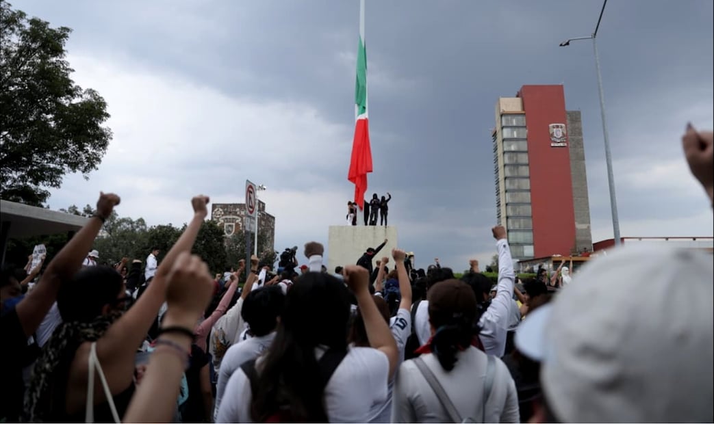 Estudiantes y padres de familia del Colegio de Ciencias y Humanidades Sur marcharon en silencio hacia Rectoría de la UNAM, para exigir medidas de seguridad en el plantel, el miércoles 24 de septiembre de 2025. Foto: Fernanda Rojas/EL UNIVERSAL