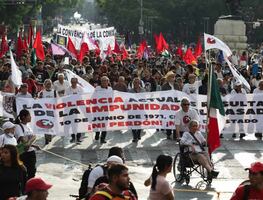 Marchan en el Zócalo para exigir justicia a 54 años del Halconazo; "crímenes de Estado no deben quedar impunes", reclaman
