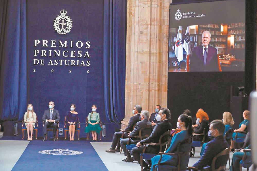 Los reyes Felipe VI y Letizia, acompañados de la princesa Leonor (izquierda) y la infanta Sofía, escuchan el discurso de Raúl Padilla López, presidente de la Feria Internacional del Libro de Guadalajara. Foto: Ballesteros Pool. EFE