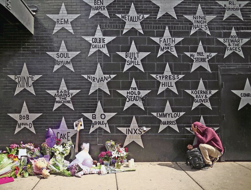 Seguidores colocaron flores y toman fotografías en un memorial improvisado en los Paisley Park Studios (JEFF WHEELER. XINHUA)