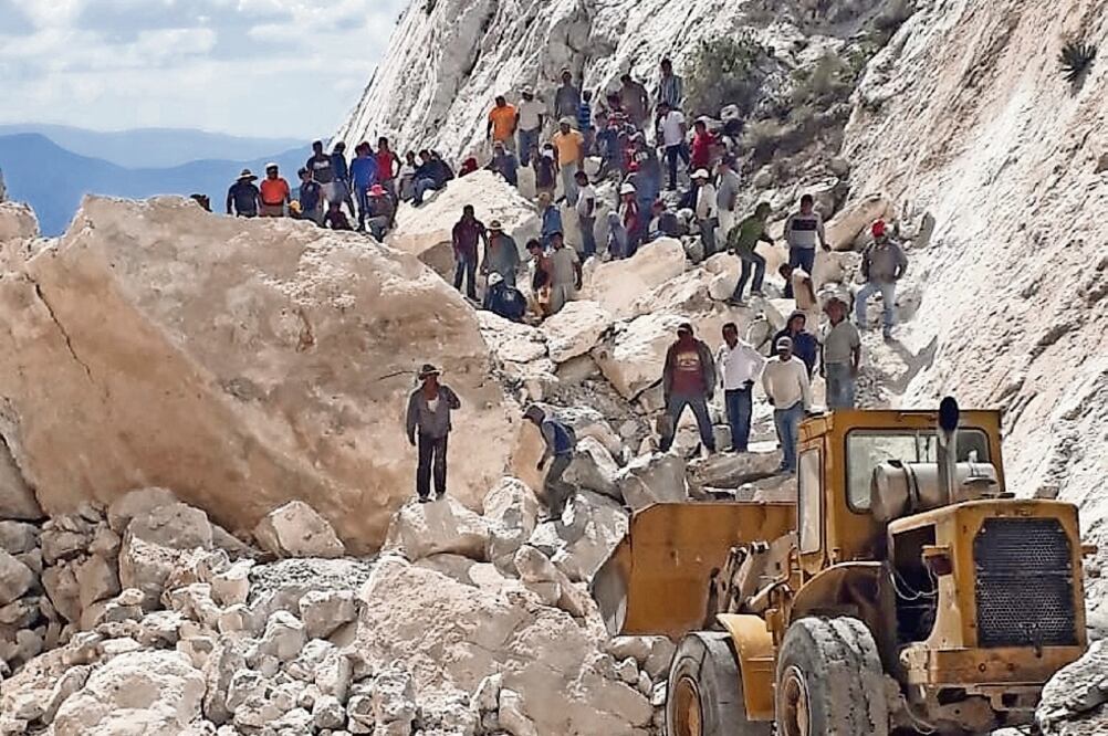 Brigadas de emergencia indicaron la tarde de ayer que contaban con maquinaria pesada para la remoción de escombros, pero prefieren postergar su uso porque confían en que haya personas con vida (NOTIMEX)